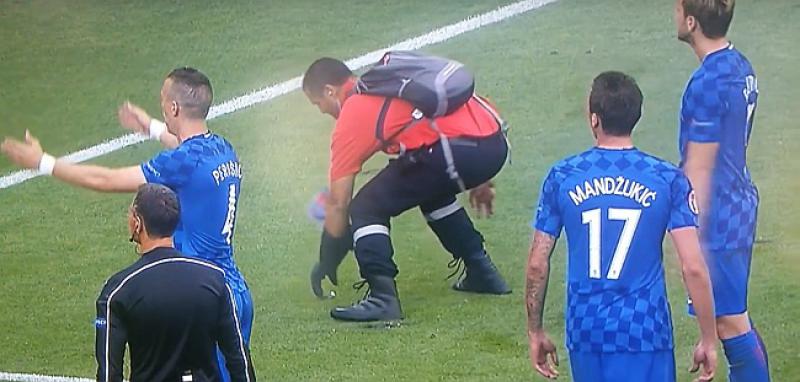 LIJEP POTEZ Redaru kojeg su huligani ozlijedili topovskim udarom dres s potpisima reprezentativaca