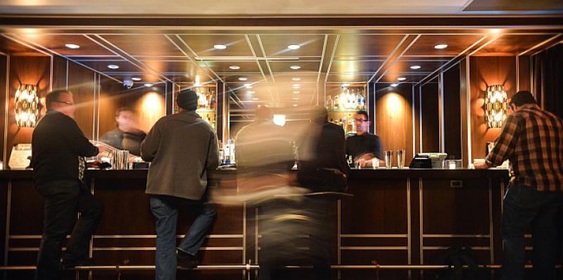 Ulazi Kinez u kafić i sjedne kraj Muje...