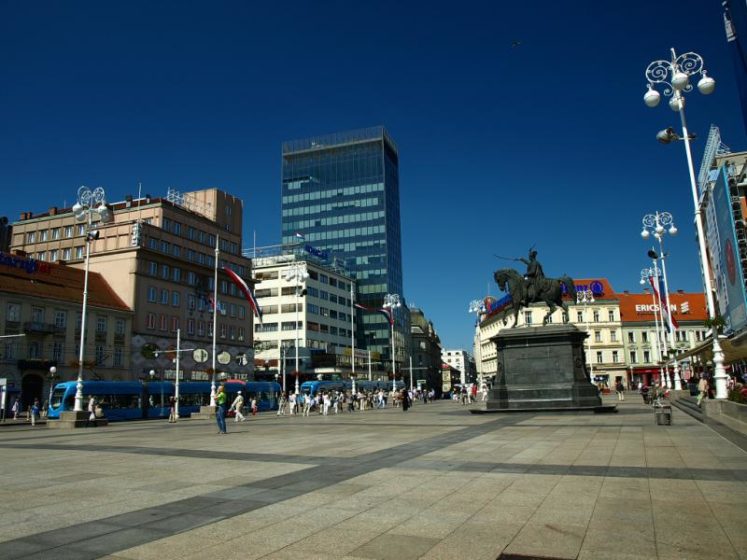 Sretnu se dva šminkera u centru Zagreba...