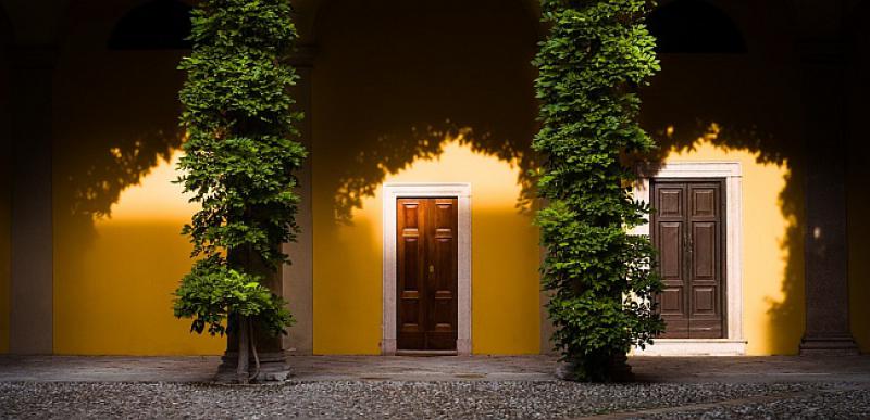 Kuca Jehovin svjedok na vrata. Otvara mu Mujo...