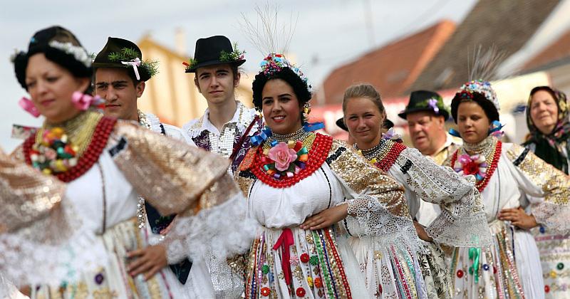 (FOTO) ISELJENICI NA ĐAKOVAČKIM VEZOVIMA Među 6000 sudionika Hrvati Australije, SAD, Njemačke...