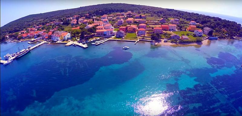 (VIDEO) ZATO VOLIMO HRVATSKU Mali otok iz zraka izgleda spektakularno!