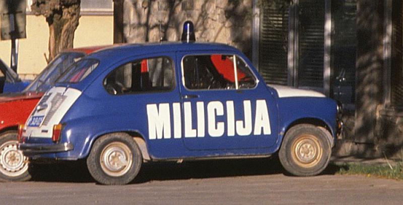 Mujo dobio posao u nekadašnjoj miliciji i prvi dan dolazi na posao...