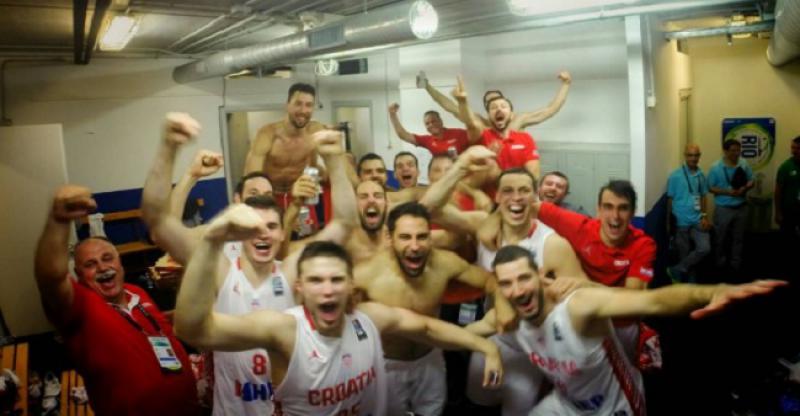 (VIDEO) HRVATSKI KOŠARKAŠI Zagrljeni zapjevali 'Lijepa li si'