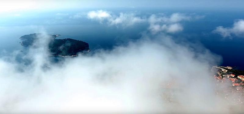 (VIDEO) VELIČANSTVENO Znate li koji hrvatski biser se skriva iza oblaka?