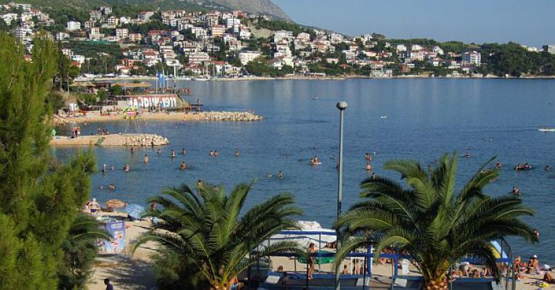 ZA NE POVJEROVATI Turistima i djeci u Stobreču zuje meci nad glavama!