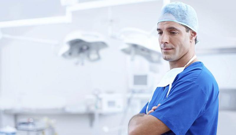 Dođe turist kod dežurnog zubara u Dalmaciji...