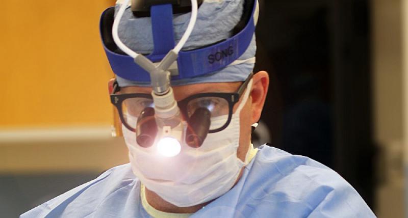 Prije operacije pacijent se trese od straha. Prilazi mu mladi doktor...