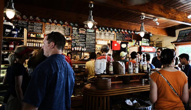 Ulazi Mujo u kafić i viče: 'Političari su kreteni!'...