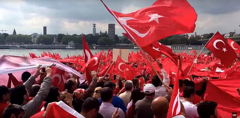 (VIDEO) 40.000 TURAKA OKUPILO SE U KÖLNU Pogledajte kako je bilo