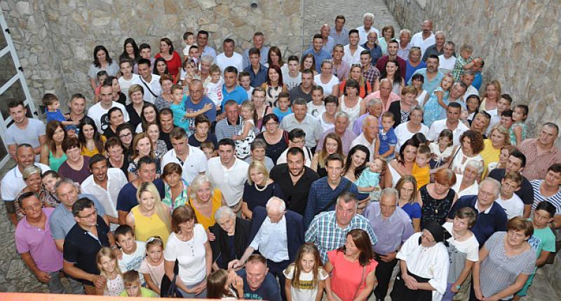 MOJA OBITELJ JE UVIJEK UZ MENE Hrvatski svećenik iz Australije na jedinstvenom obiteljskom okupljanju