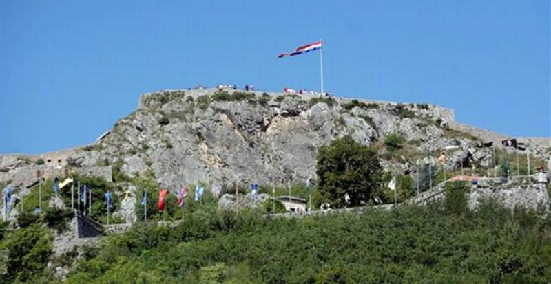 POČELO JE Na kninskoj tvrđavi svečano podizanje zastave, invalide njihovi suborci iznijeli na ramenima