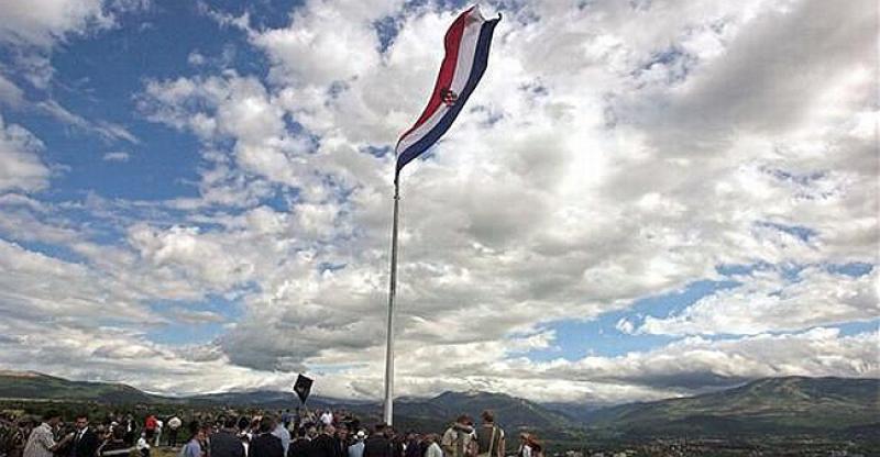 PODIGNUTA ZASTAVA IZNAD KNINA Crkvena zvona zazvonila su u 9:43