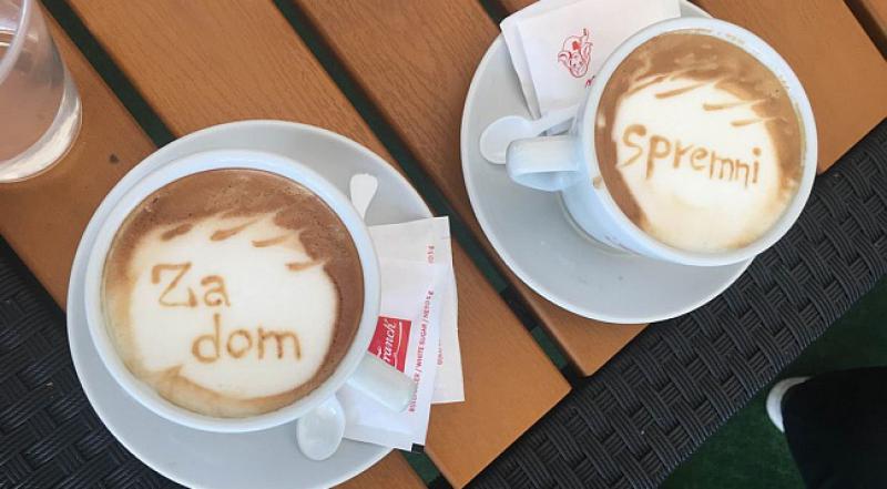 THOMPSON POPIO KAVU U BIOGRADU Na njoj mu napisali 'Za dom spremni'