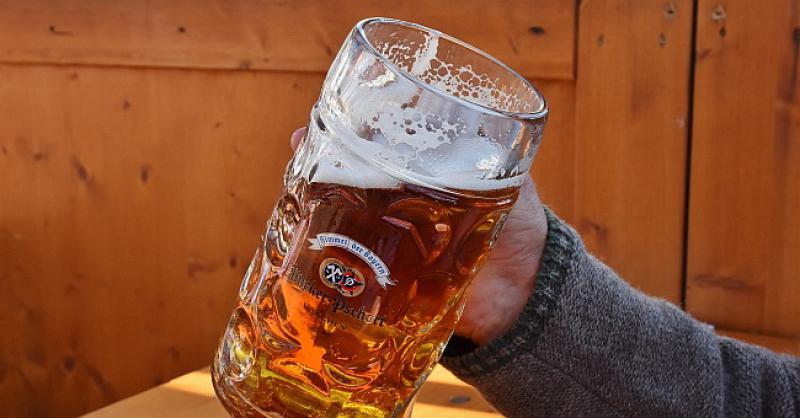 Sjedi Mujo u kafiću tužan, a pred njim pivo...