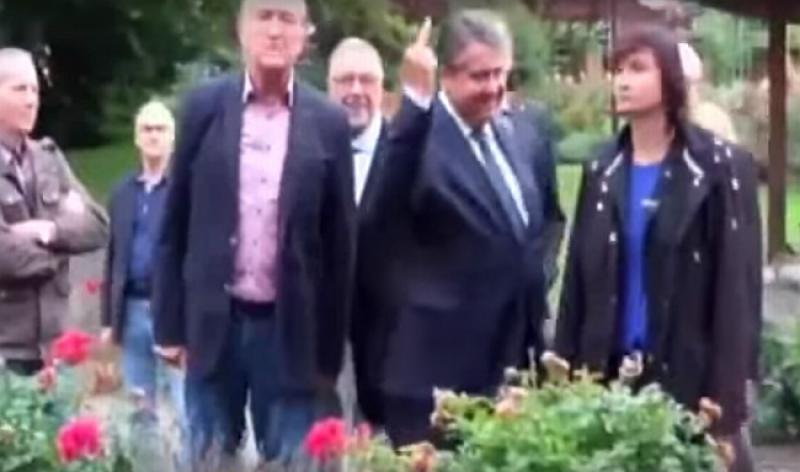 (VIDEO) Njemački vicekancelar pokazao srednji prst prosvjednicima