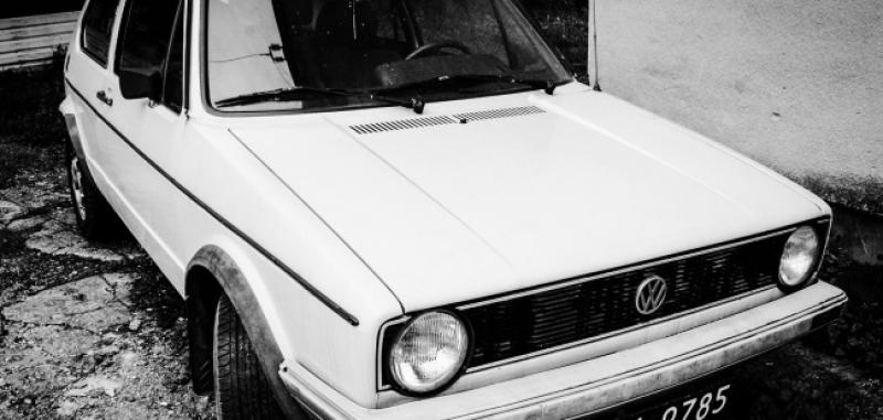 Zagorec na ljetovanju. Izlazi on iz trgovine i vidi kako pauk odvozi prastari Golf...