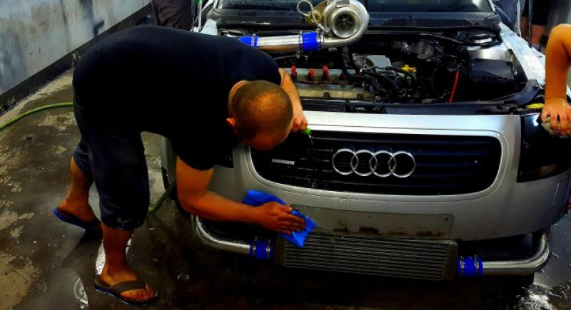 Kako žena mijenja ulje na autu, a kako muškarac?