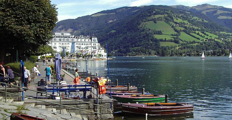 ARAPSKE TURISTKINJE PODIVLJALE Vrijeđale bankovnog službenika, bacale kamenje, grizle policiju…