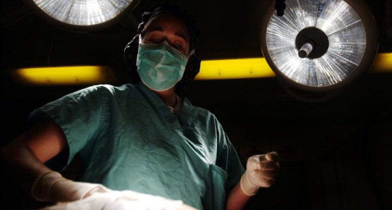 Čovjek na operaciji u bolnici...