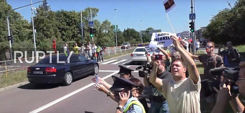 MERKEL IZBJEGLA NAPAD Crni Mercedesov terenac pokušao se ubaciti u kolonu, policija umalo upucala vozača