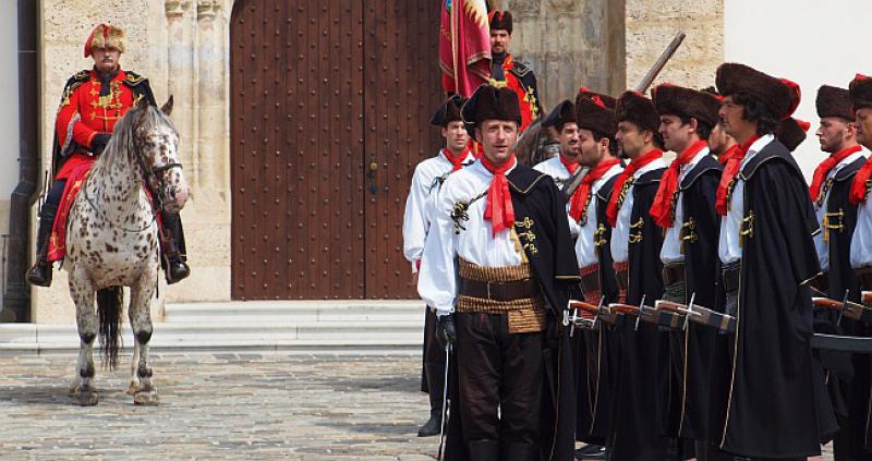 (FOTO VIJEST) KAKAV ROMANTIK! Mladić zaprosio djevojku tijekom smjene straže na Markovom trgu