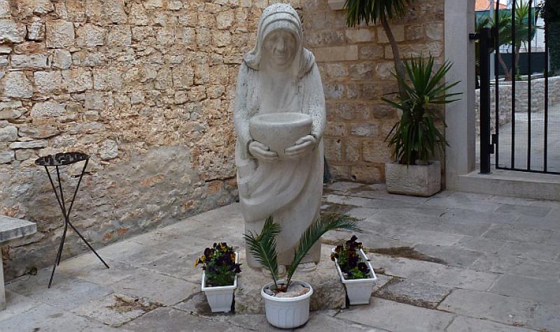 U BIJELOM BRAČKOM KAMENU U Hrvatskoj je izrađen prvi spomenik svetoj Majci Terezi na svijetu