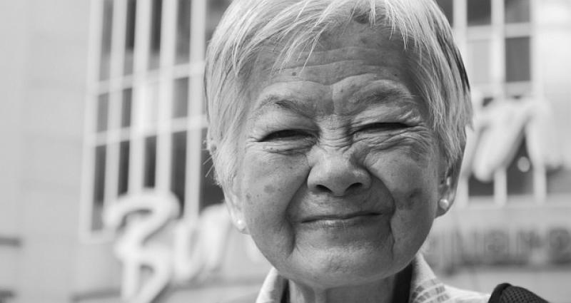 Što je to: po danu laje, po noći pliva?