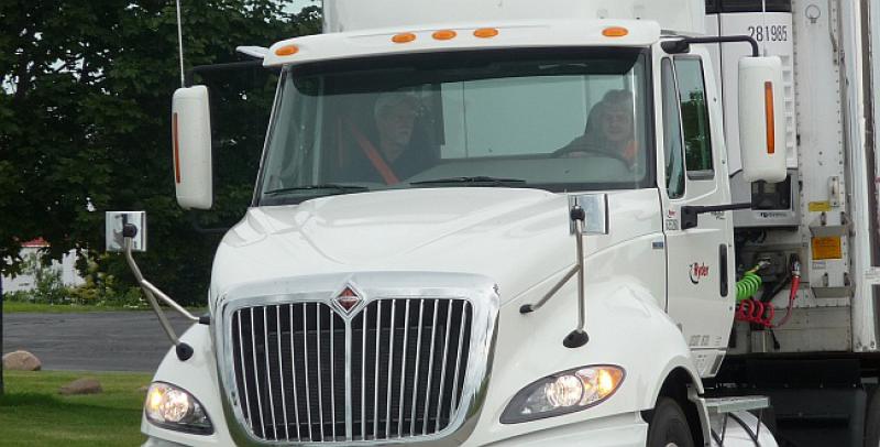 MERKEL ŽELI OLAKŠATI ZAPOŠLJAVANJE IZBJEGLICA 'Trebaju nam vozači, a Sirijci nemaju 500€ za prijenos vozačke'