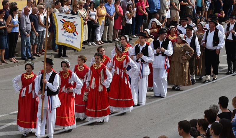 (FOTO, VIDEO) 4000 KUD-OVACA NA ULICAMA VINKOVACA Među njima i Hrvati iz iseljeništva