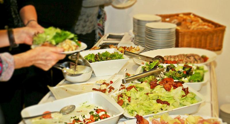 Mujo u Njemačkoj uđe u restoran...