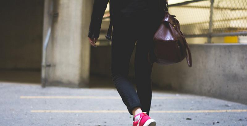 Dolazi žena kući s iznenađenjem za supruga...