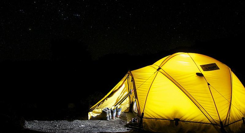 Mujo i Fata odlučili provesti godišnji odmor na moru, kampirajući...