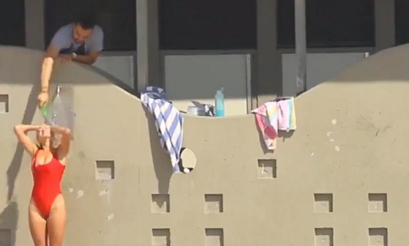 (VIDEO) KAKVA SPAČKA Pokušavali su se otuširati, ali on je osmislio urnebesnu podvalu