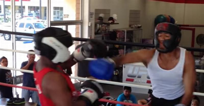 (VIDEO) Što se dogodi kad se u ringu susretnu ‘ulični borac’ i 15-godišnji boksač?