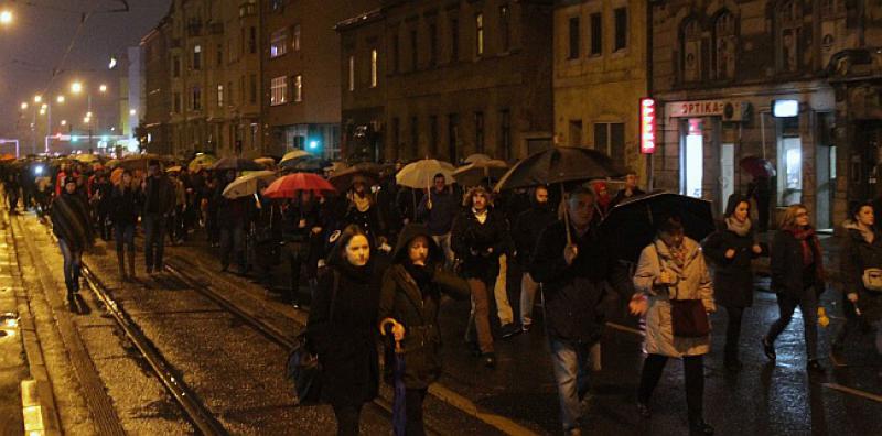 UBOJICA DVIJU SARAJKI POBJEGAO U SRBIJU Stotine građana prosvjedovalo
