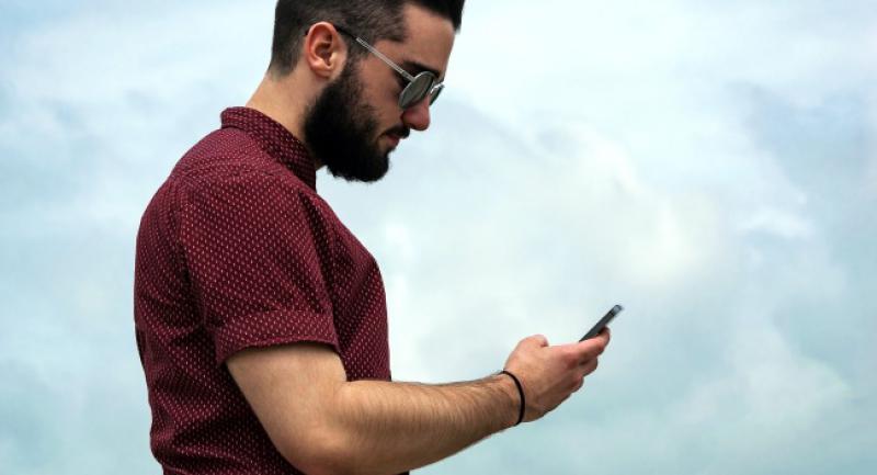 Otišao Mujo u Njemačku i dopisuje se s Hasom preko Facebooka...