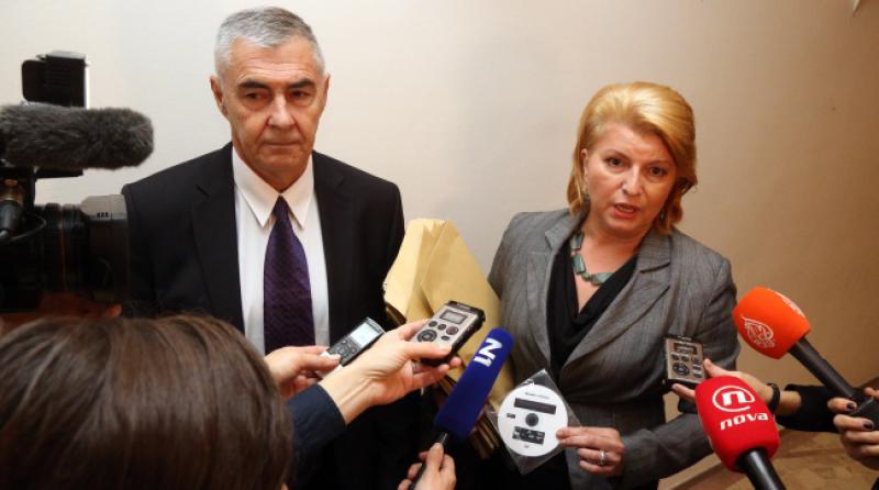 'BLATI HRVATSKU' Glasnović dijelio zastupnicima CD s filmom '15 minuta – Masakr u Dvoru'