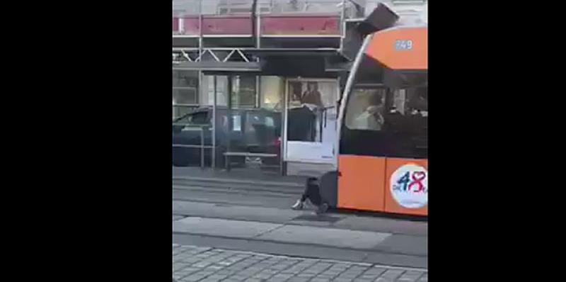 (VIDEO) Migrant usred Beča vikao ‘Allahu akbar’, skakao po automobilima, bacao se pod tramvaj…