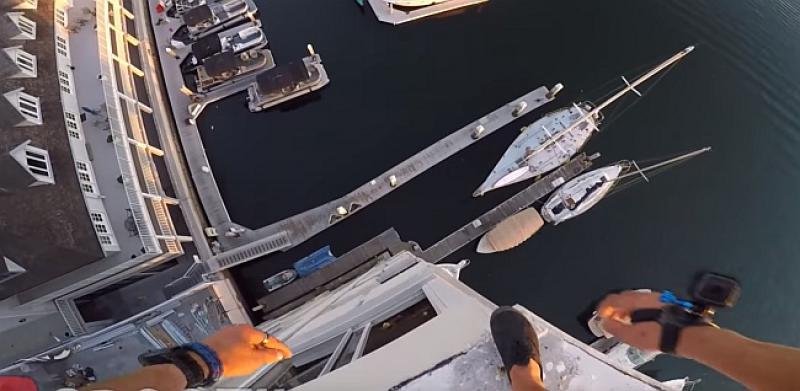 (VIDEO) DA SE SMRZNEŠ Skočio u vodu s osmog kata zgrade pa objavio snimku