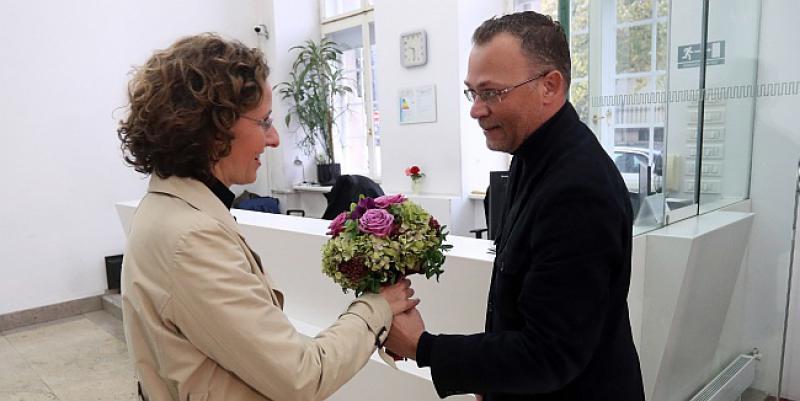 GOSPODSKI Hasanbegović dočekao Obuljen s buketom cvijeća