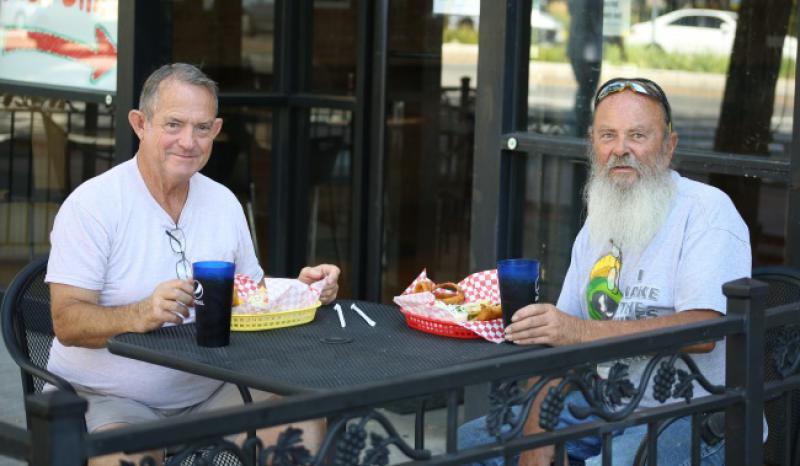 Došao Bobi Rudiju u goste i ostao do navečer, a tada se spustila gadna kiša...