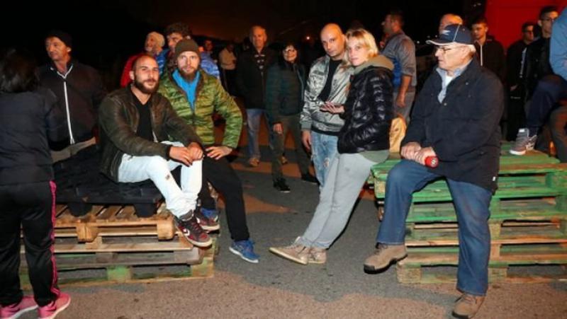 NE ŽELE MIGRANTE Seljani podigli barikade od paleta da autobusi ne mogu proći