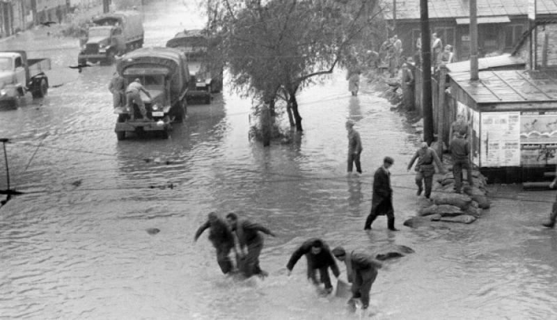 NAJVEĆA PRIRODNA KATASTROFA U POVIJESTI Zagrebački trgovi postali su jezera, bujica je nosila sve pred sobom