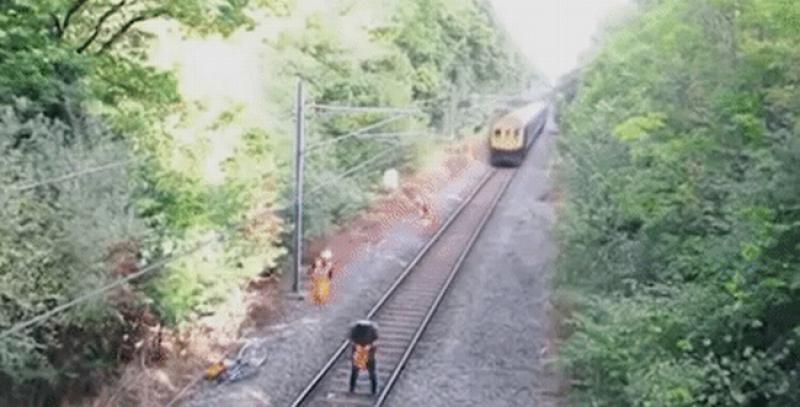 (VIDEO) MILISEKUNDA DO SMRTI Hrabri radnik filmskim skokom spasio čovjeka od jurećeg vlaka