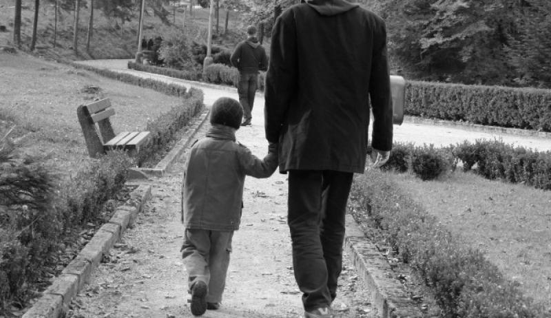 Šeta čovjek s djetetom parkom, a dijete urla...