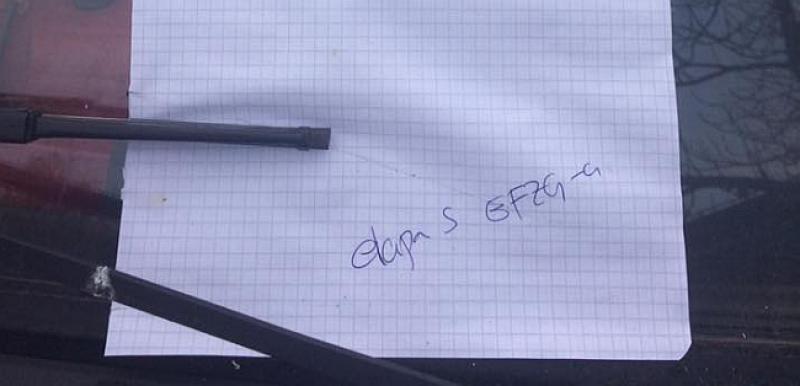 DOBRO JE ČINITI DOBRO Vozača kombija vjerojatno je 'presjeklo' kad je pročitao ovu poruku zagrebačkih studenata zataknutu za vjetrobran