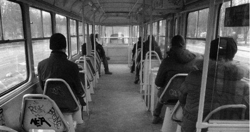 PRIČA IZ ZAGREBAČKOG TRAMVAJA Kako je tamnoputi putnik ustupio mjesto trudnici, a baba se brzinom munje ugurala