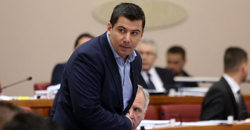 NISU BILI DOBRI Saborski zastupnici dobili šibe, podijelio im ih zastupnik Nikola