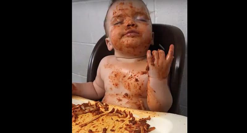 (VIDEO) PRESLATKO Beba jede i spava u isto vrijeme